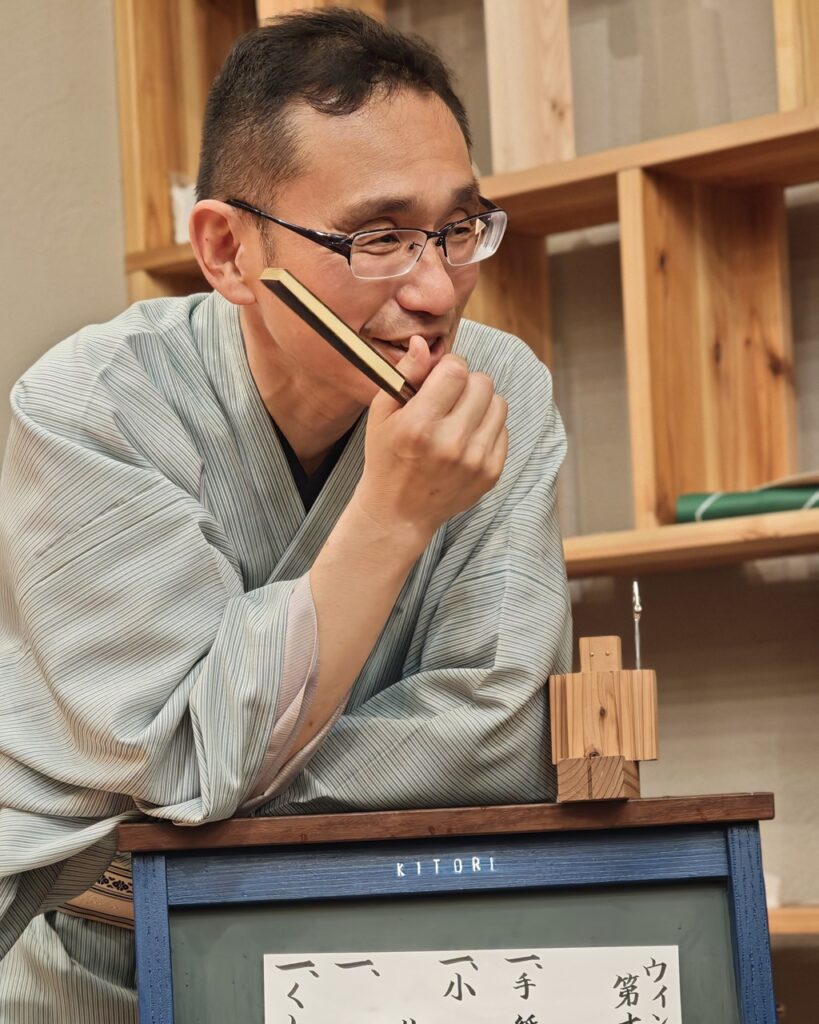 扇子を手にする立川寸志師匠 ウイング高松寄席